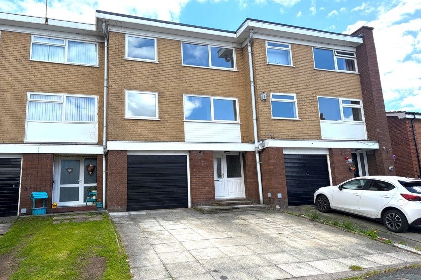 House Sandfield Court in Frodsham