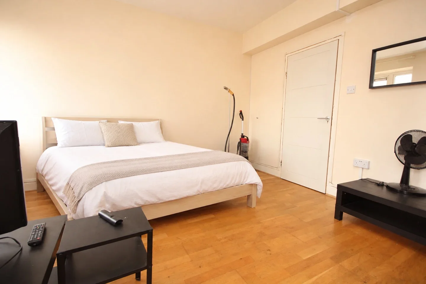 Room Lewis Street in Greater London