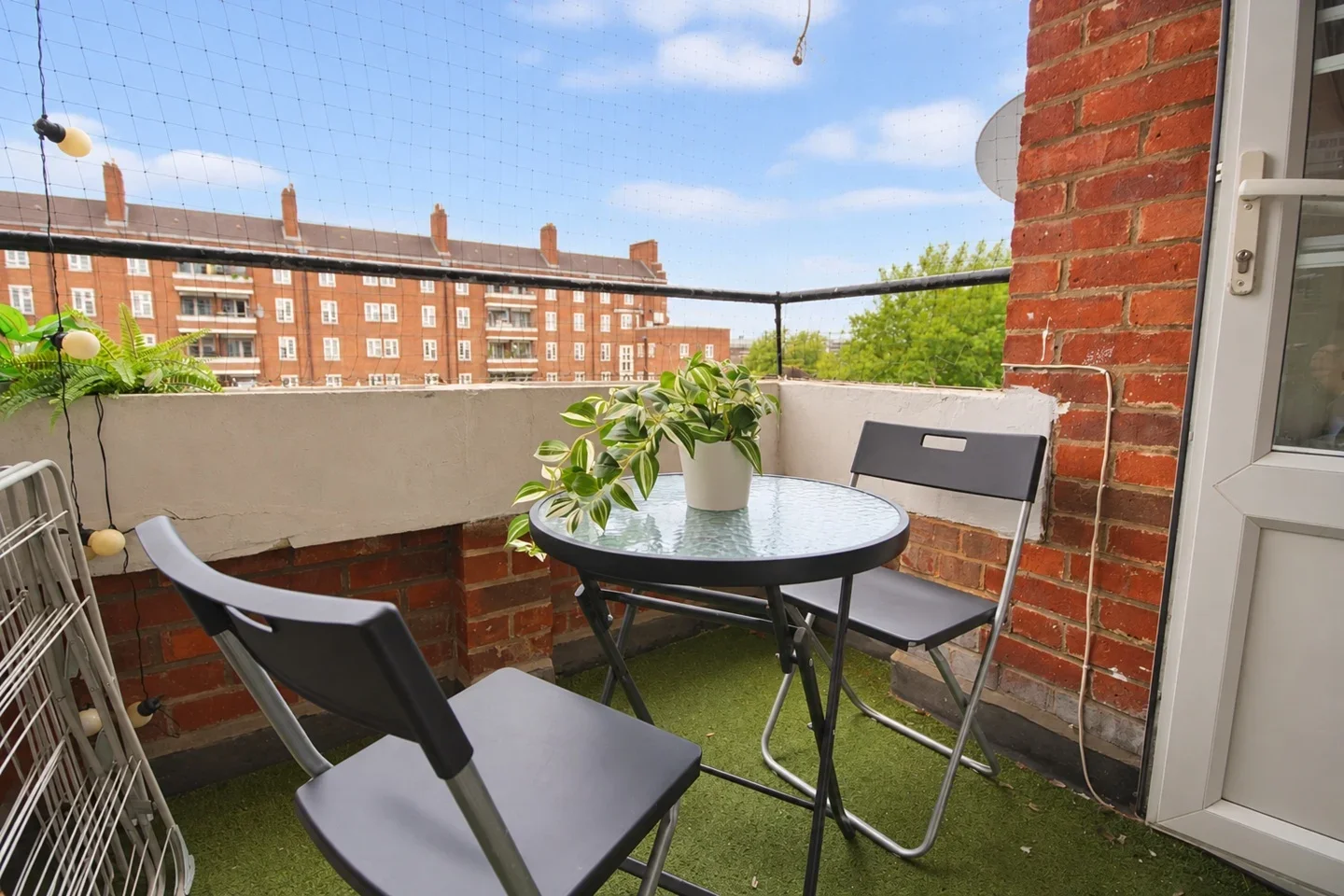Room Lewis Street in Greater London