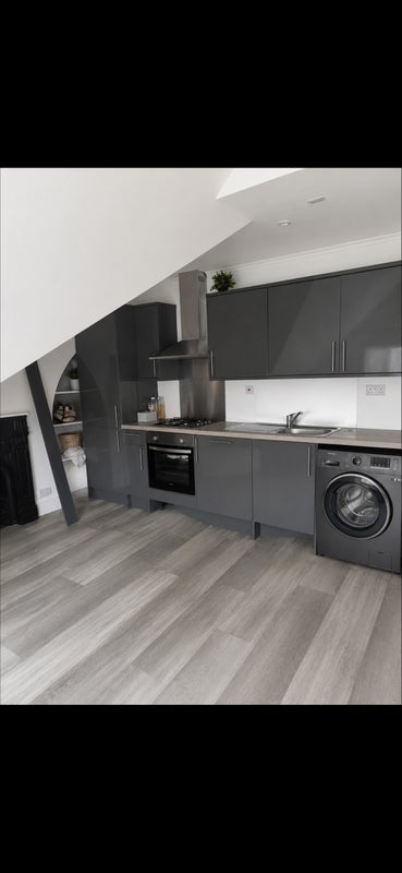 Flat Melfort Road in Greater London