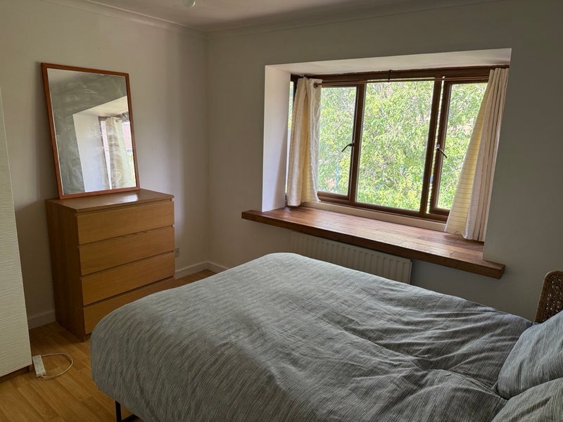 Room Meadow Close in Greater London