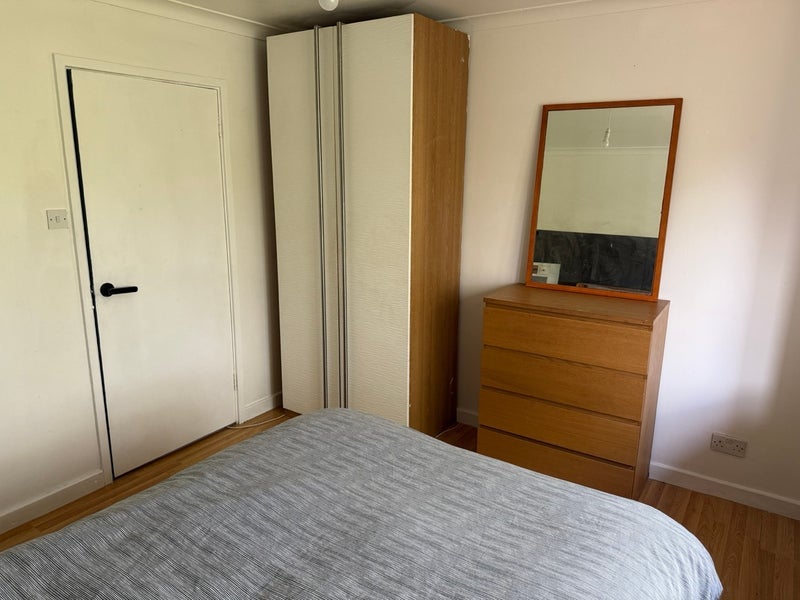 Room Meadow Close in Greater London