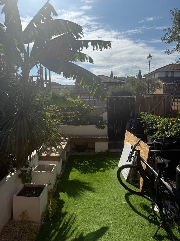 Room Meadow Close in Greater London