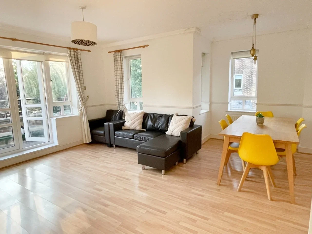 Flat May Bate Avenue in Greater London