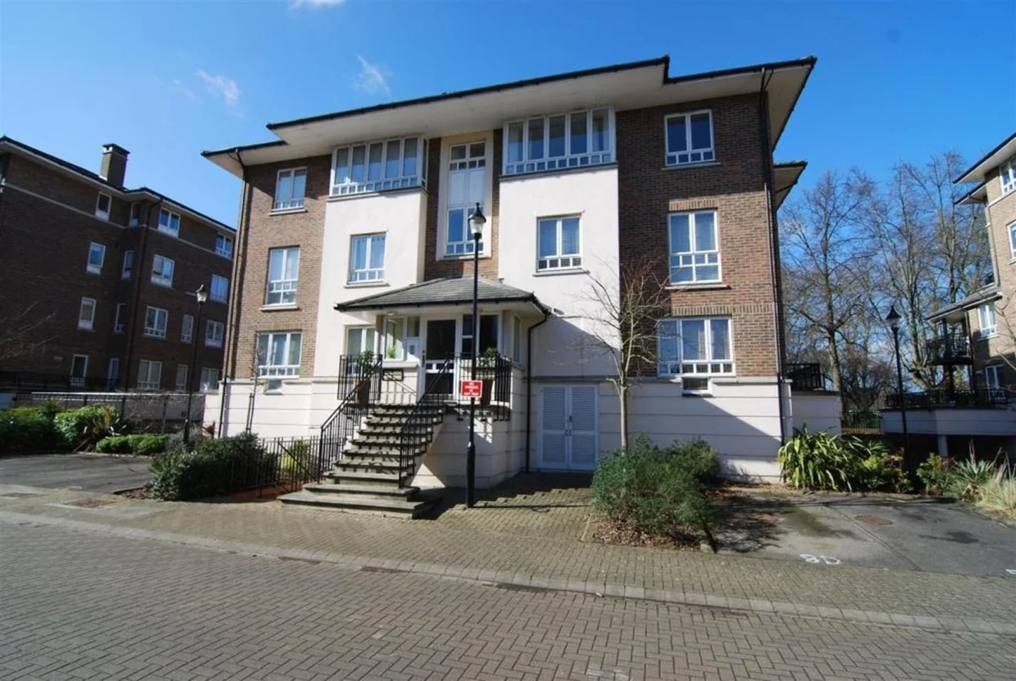 Flat May Bate Avenue in Greater London
