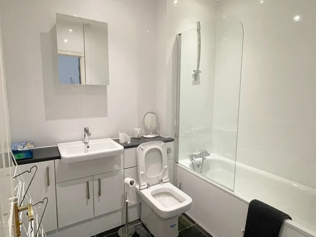 Flat May Bate Avenue in Greater London