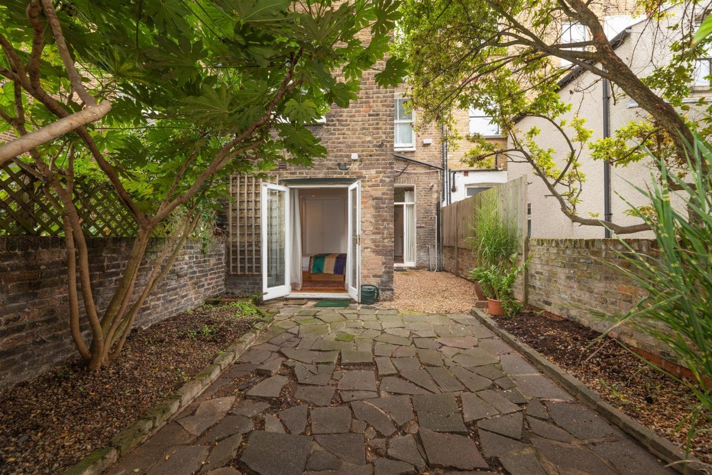 Flat Davisville Road in Greater London