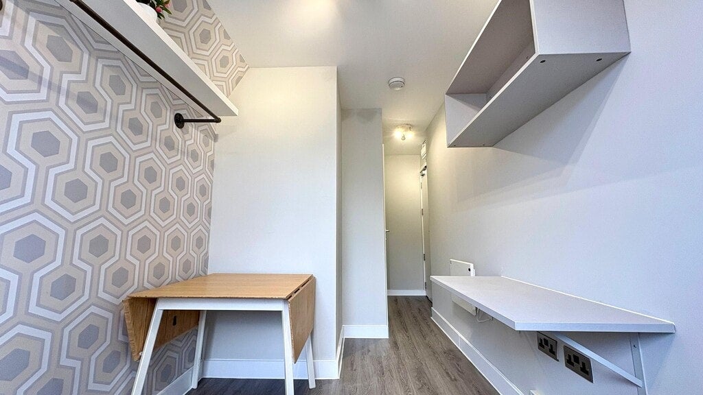 Room Gunnersbury Lane in Greater London