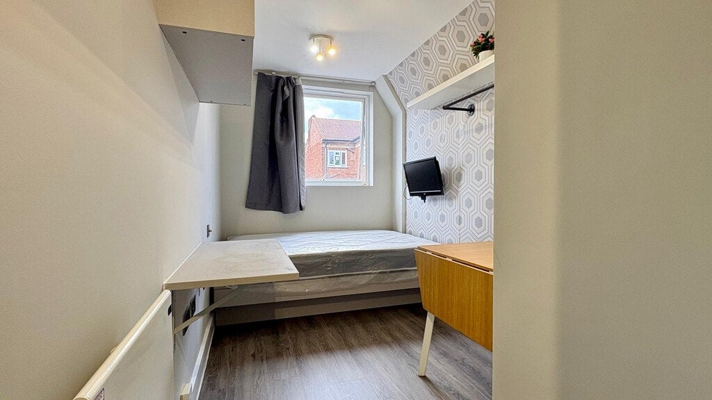 Room Gunnersbury Lane in Greater London
