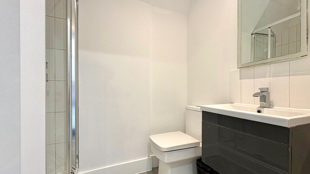 Room Gunnersbury Lane in Greater London