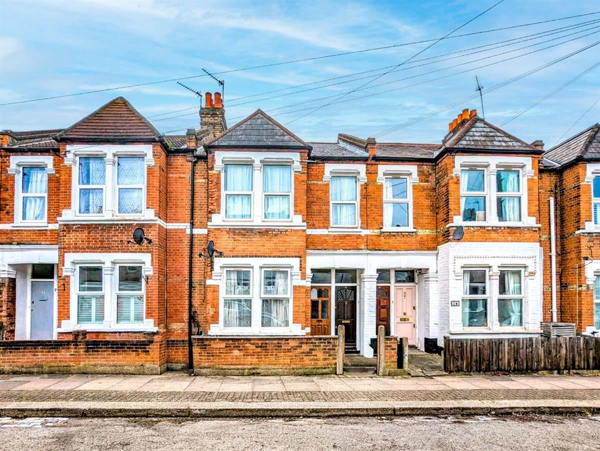Flat Tooting High Street in Greater London