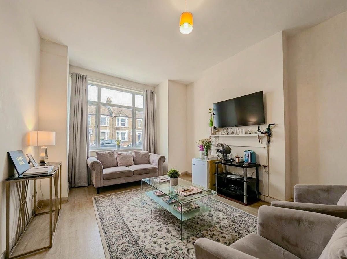 Flat Tooting High Street in Greater London