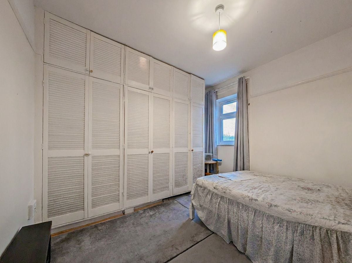 Flat Tooting High Street in Greater London