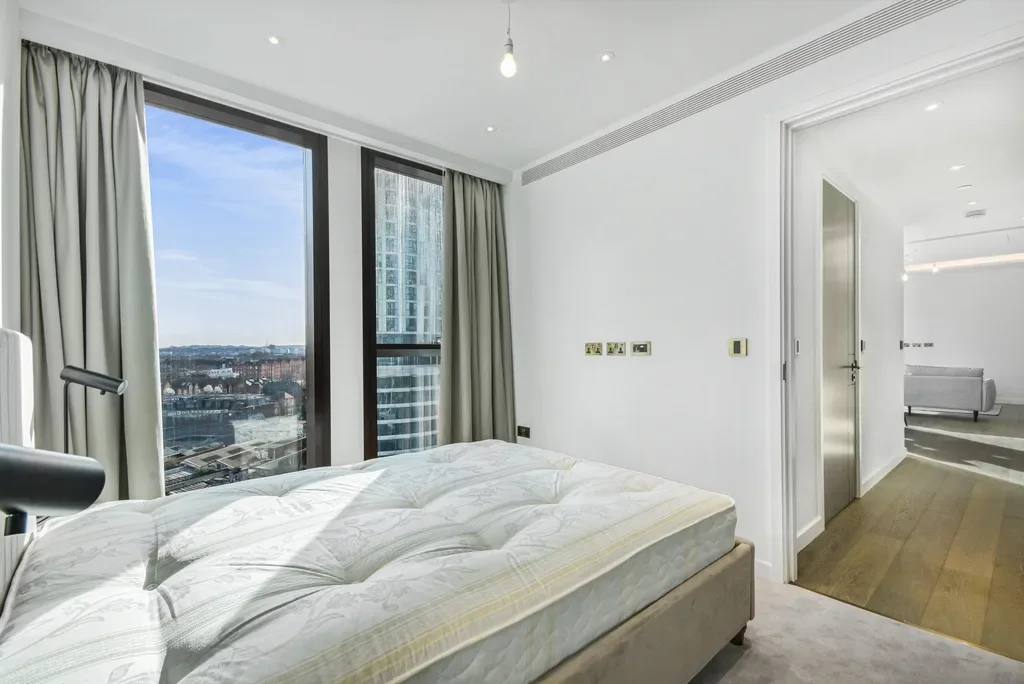Flat Carnation Way in Greater London