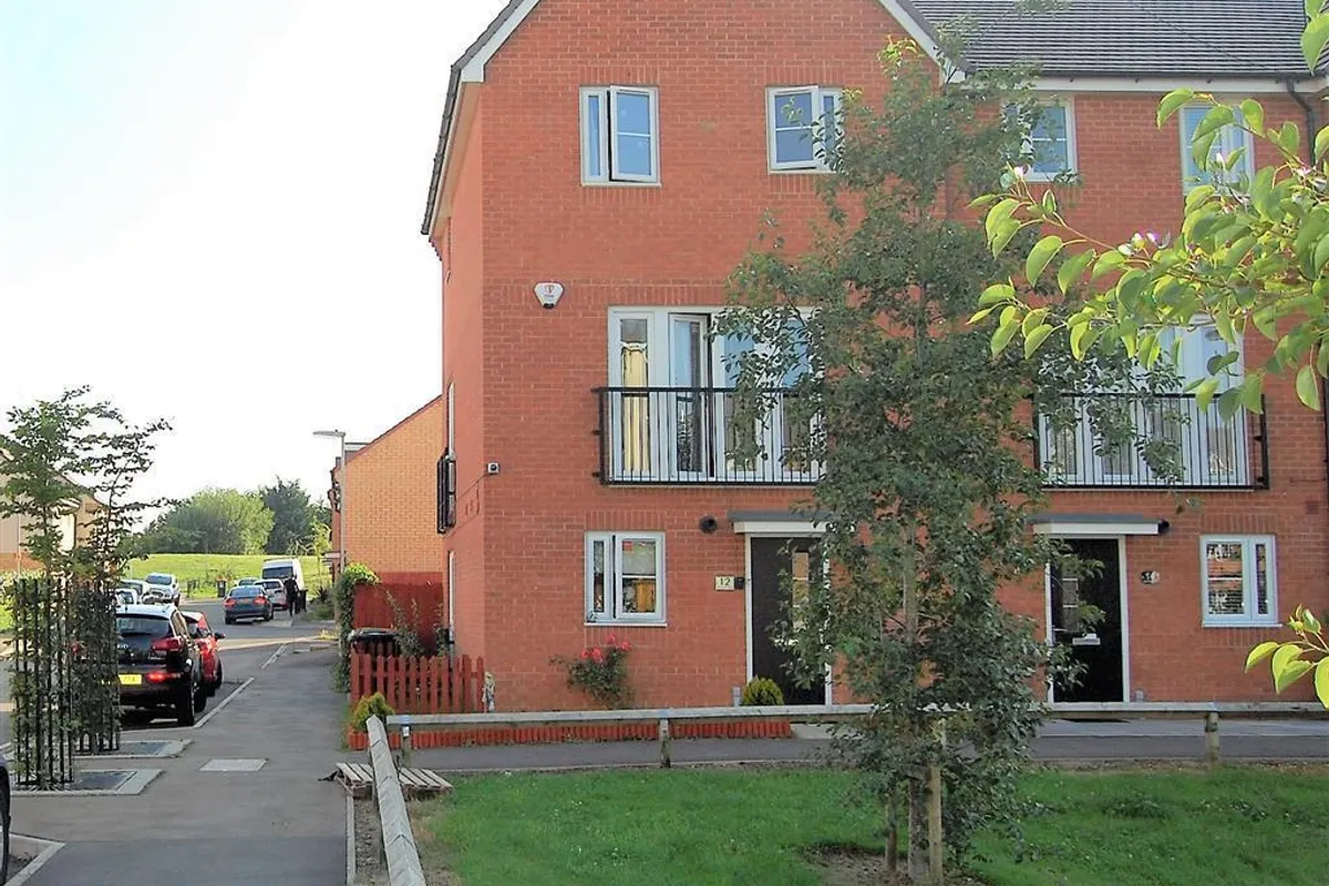House Vauxhall Way in Dunstable