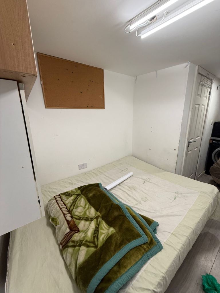 Flat Green Lane in Greater London