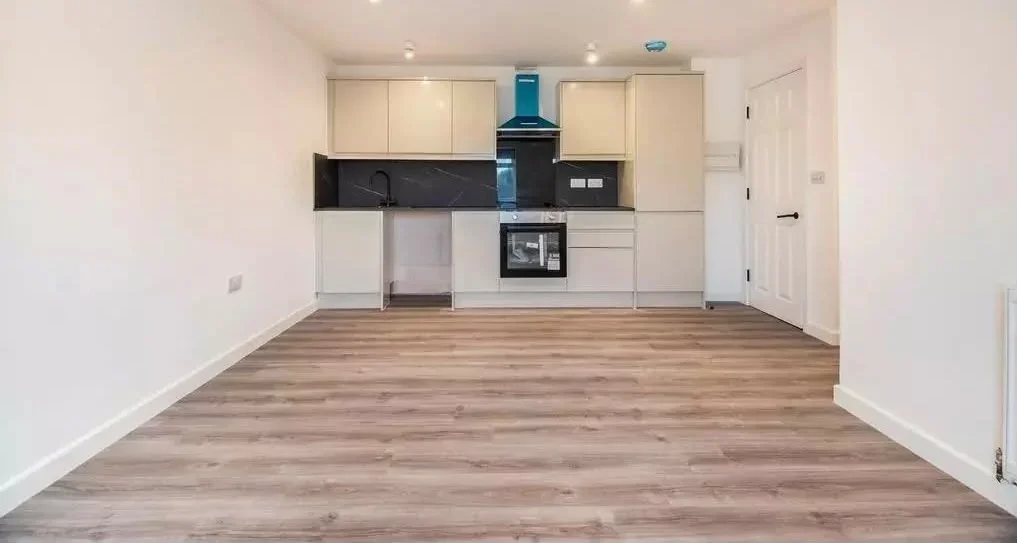 Flat Cobham Road in Mole Valley