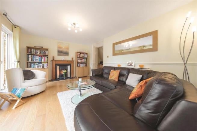 House Holm Oak Close in Greater London