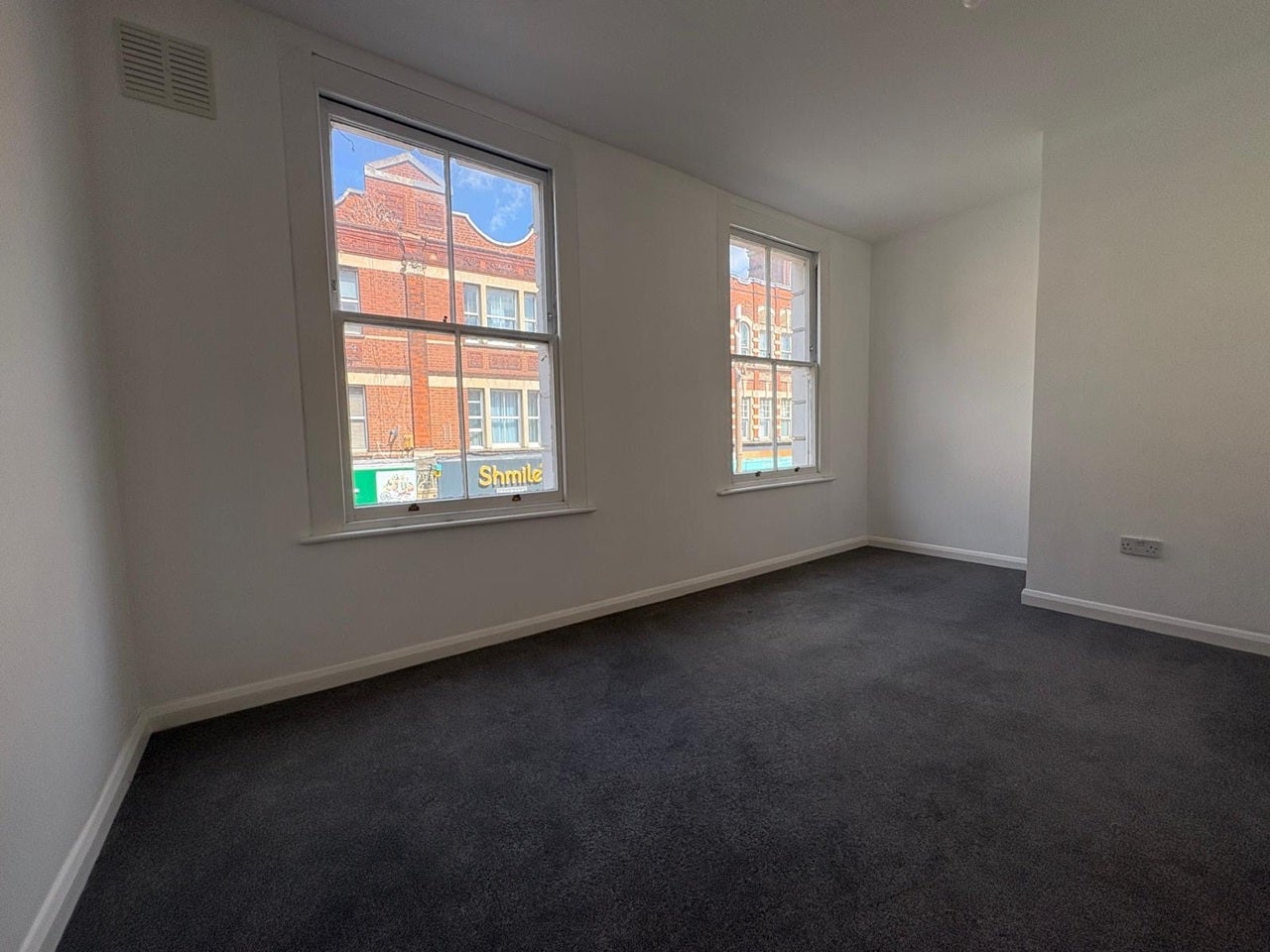 Flat Naval Walk in Greater London