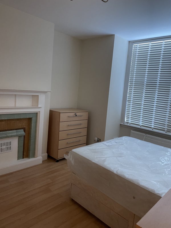 Flat Collingbourne Road in Greater London