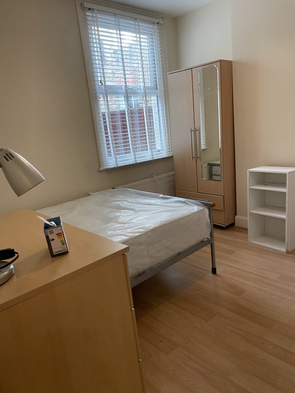 Flat Collingbourne Road in Greater London