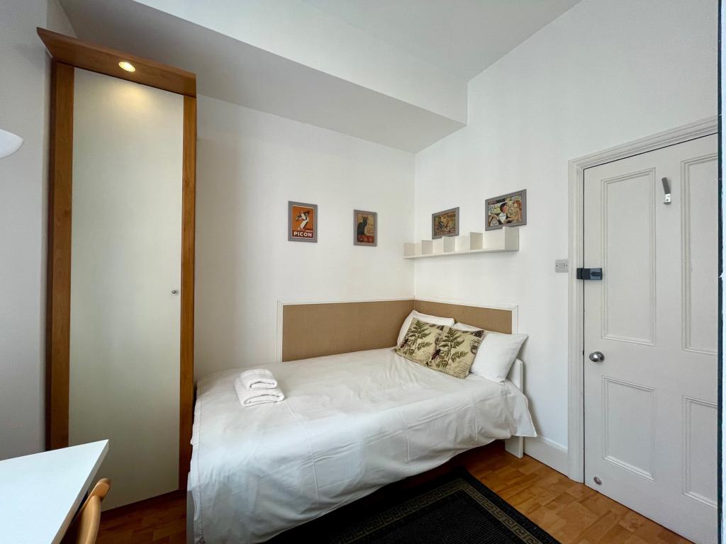 Flat Fulham Palace Road in Greater London