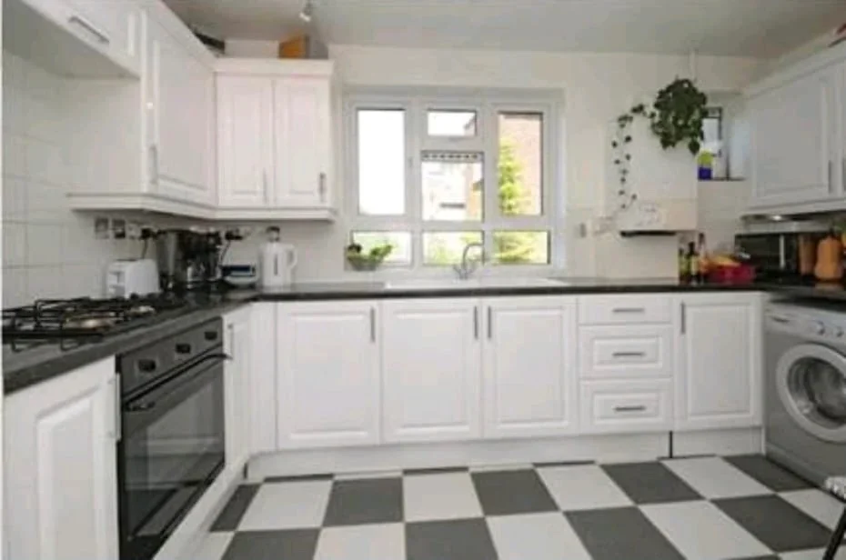 Room Haydons Road in Greater London