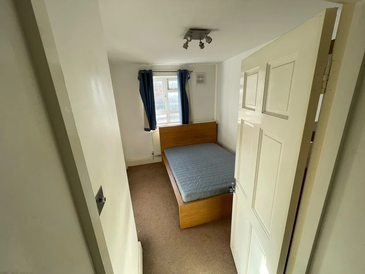 Room Haydons Road in Greater London