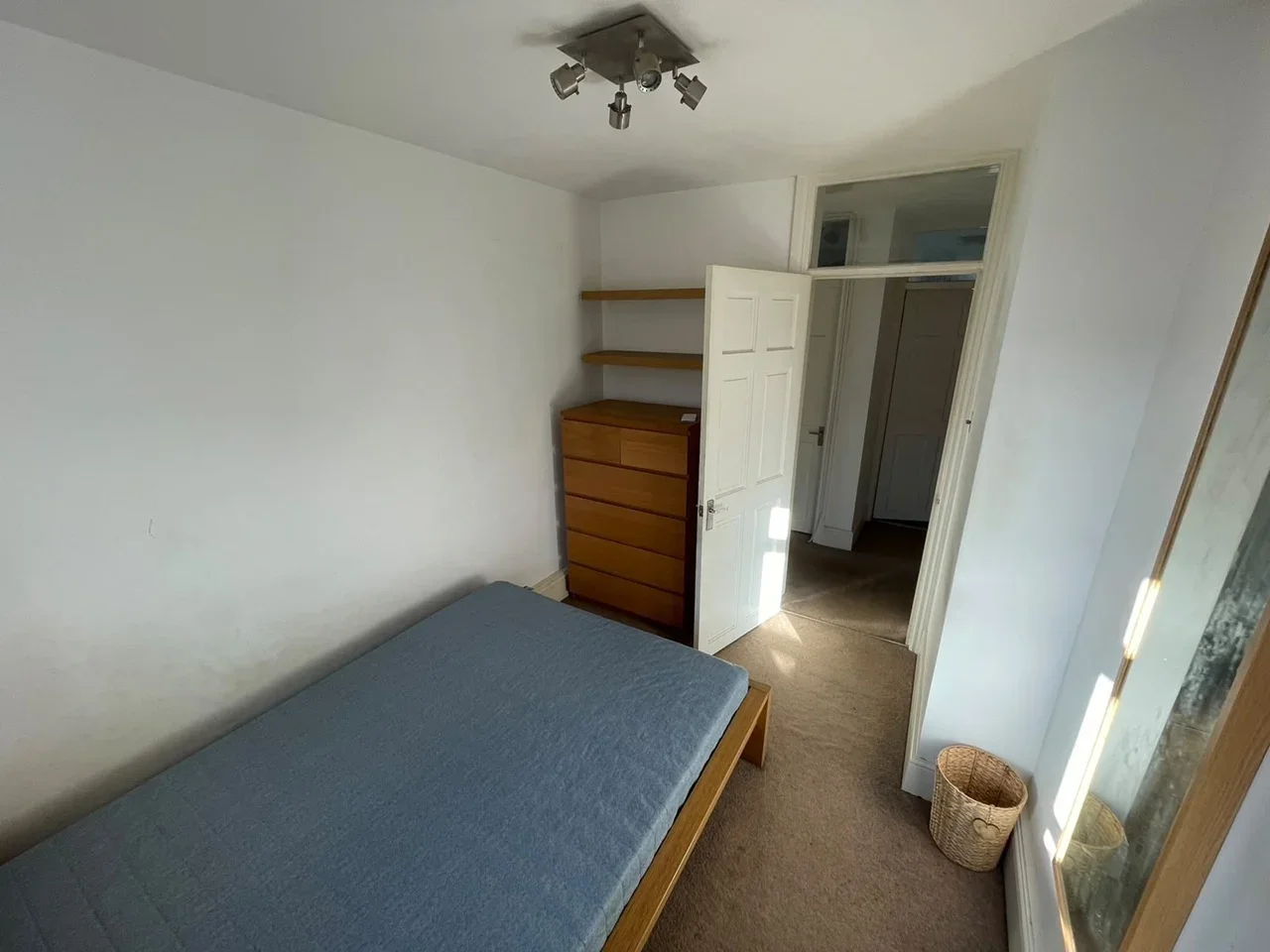 Room Haydons Road in Greater London