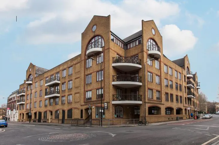 Flat Wapping High Street in Greater London