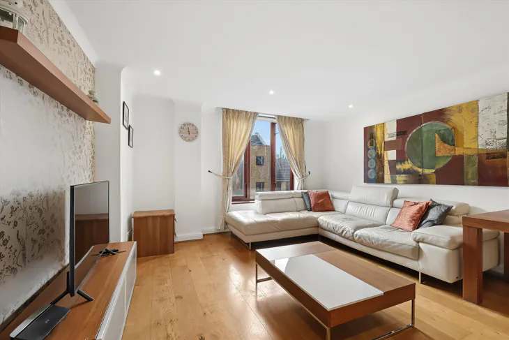 Flat Wapping High Street in Greater London