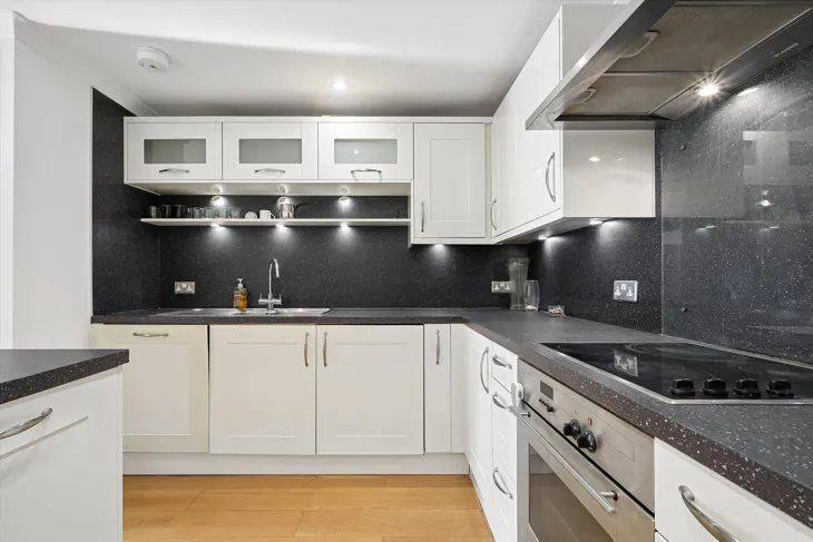 Flat Wapping High Street in Greater London
