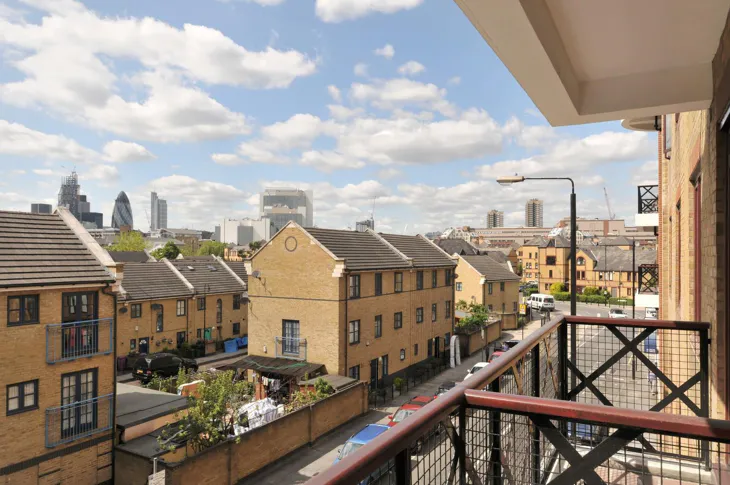 Flat Wapping High Street in Greater London