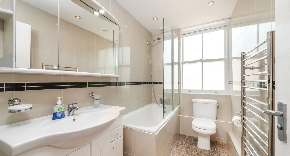 Flat Neal Street in Greater London