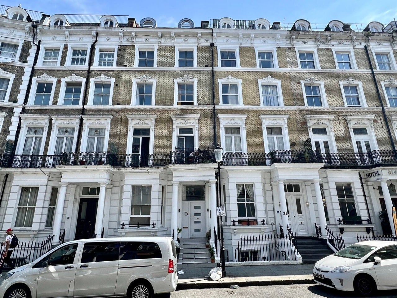 Flat Hogarth Road in Greater London