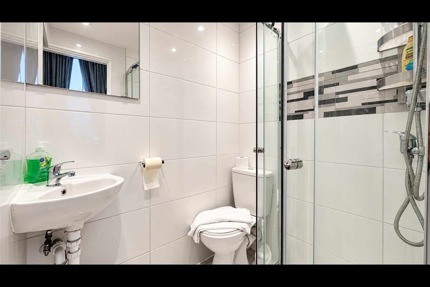 Flat Hogarth Road in Greater London