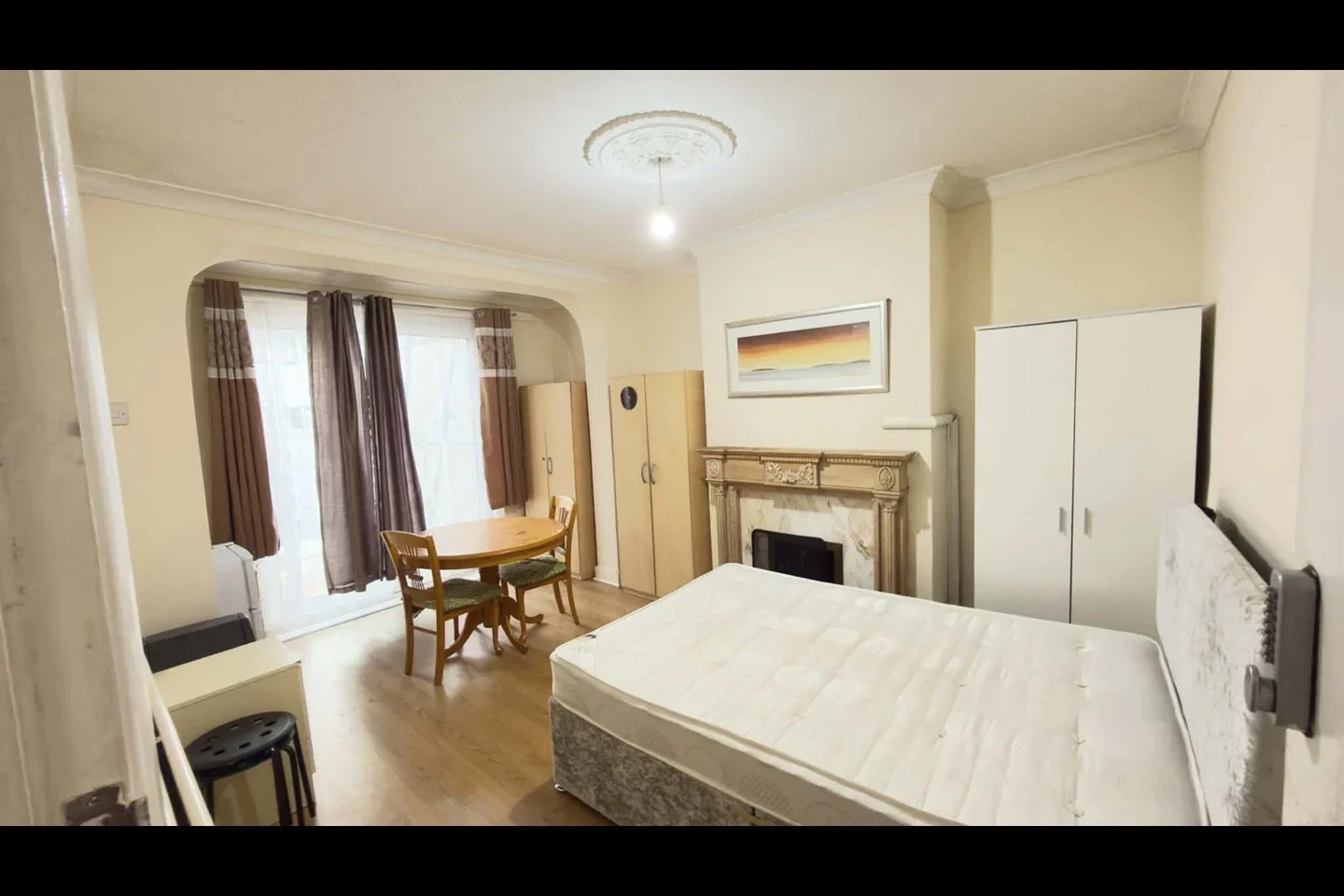 Room Saint Leonards Gardens in Greater London