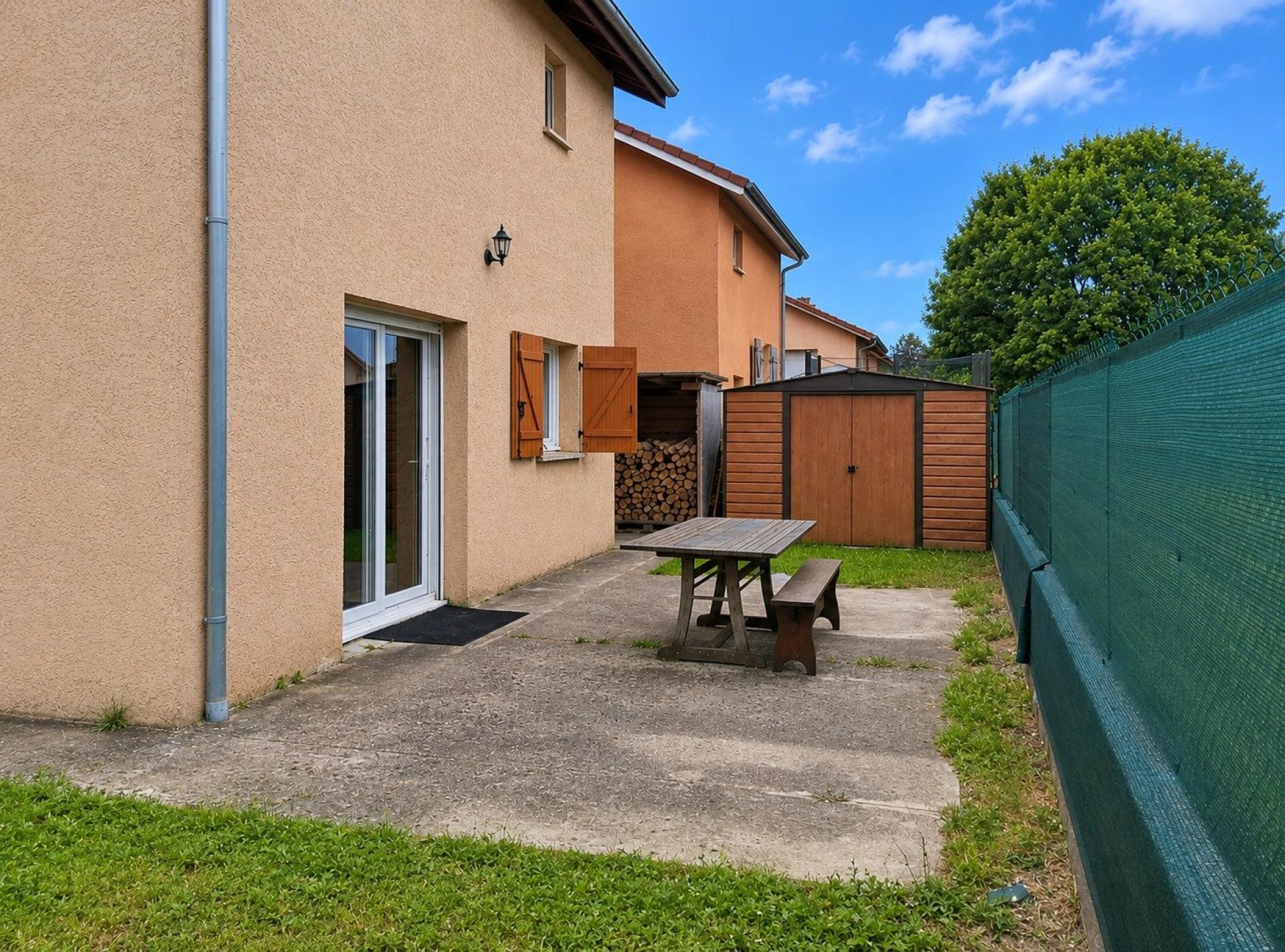 Maison Place Clodomir à Vézeronce-Curtin
