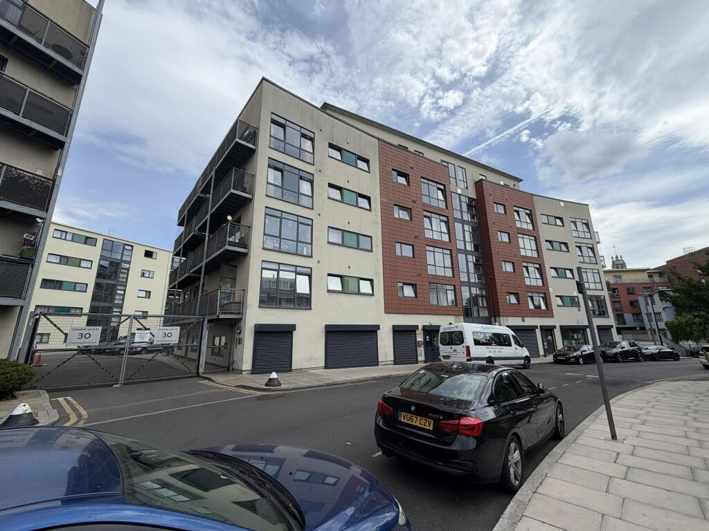 Flat Copenhagen Place in Greater London