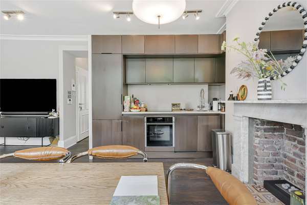Flat Chalcot Square in Greater London