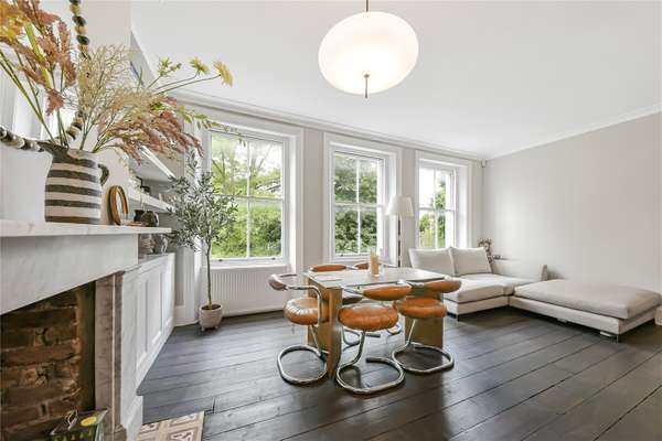 Flat Chalcot Square in Greater London