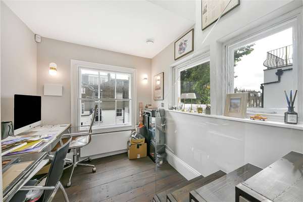 Flat Chalcot Square in Greater London