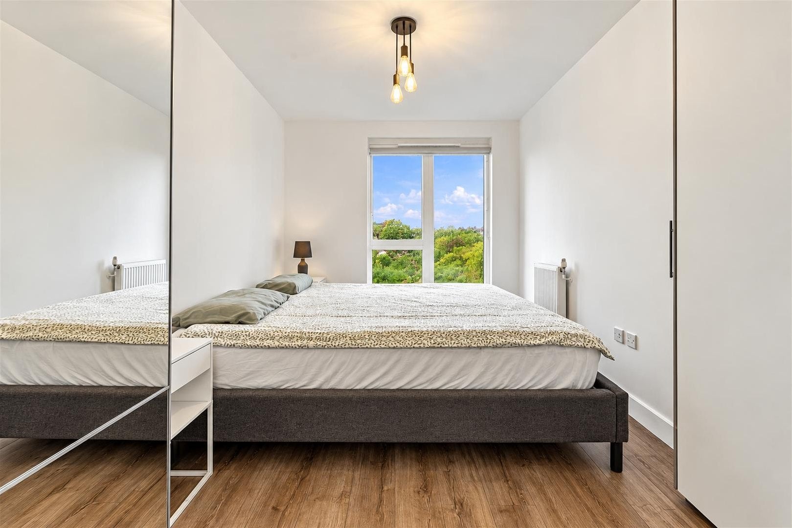 Flat Adenmore Road in Greater London