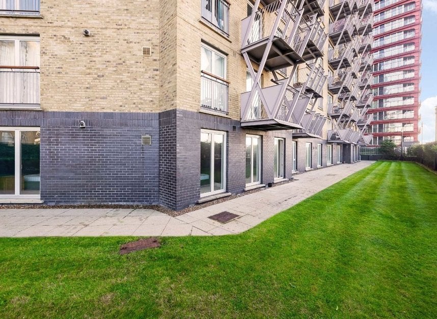 Flat Westferry Road in Greater London