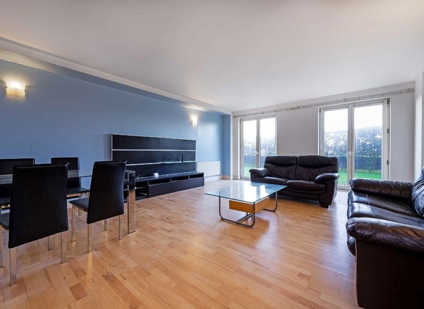 Flat Westferry Road in Greater London