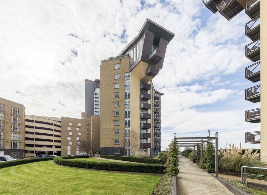 Flat Westferry Road in Greater London