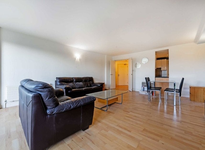 Flat Westferry Road in Greater London