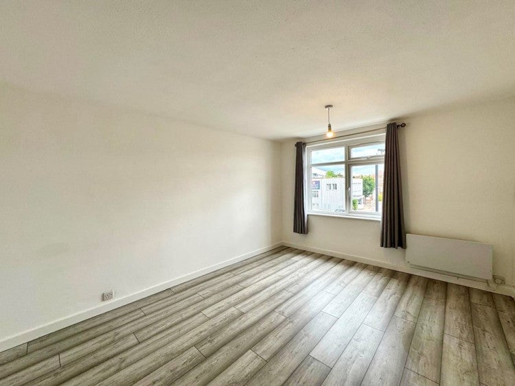 Flat Llanover Road in Greater London