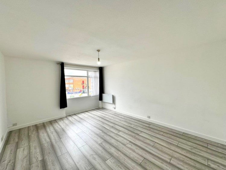 Flat Llanover Road in Greater London