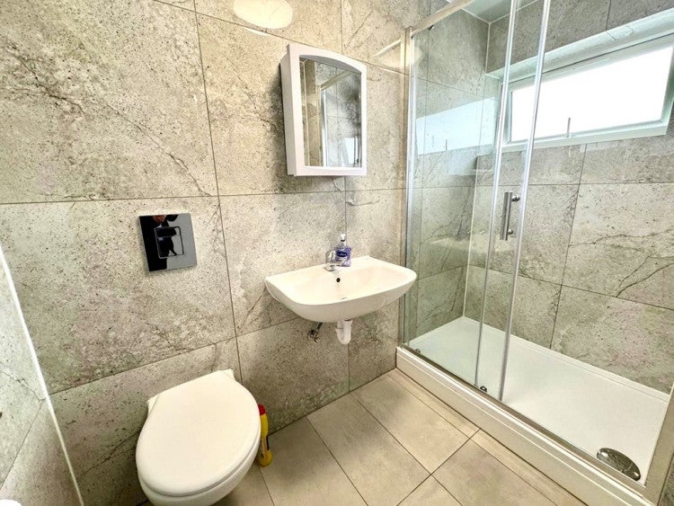 Flat Llanover Road in Greater London
